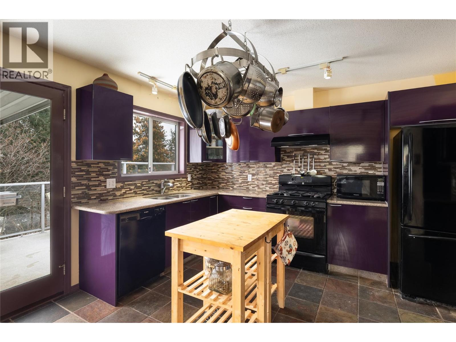 For sale: 3439 McIver Road, West Kelowna, British Columbia V4T1H7 ...