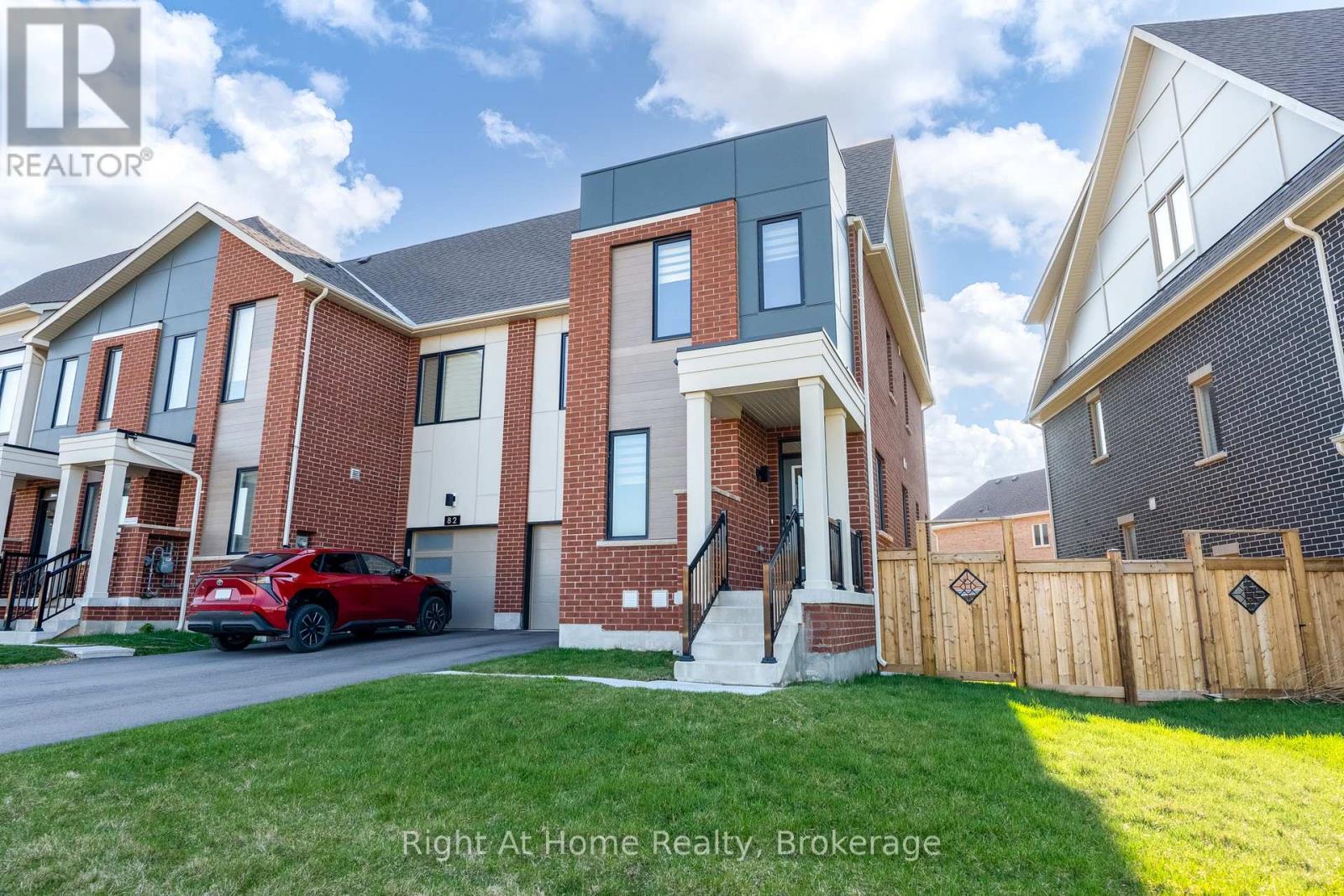 Row / Townhouse for Sale in 80 SETTLERS ROAD E|Oakville (GO Glenorchy), Ontario L6H0Y8 2