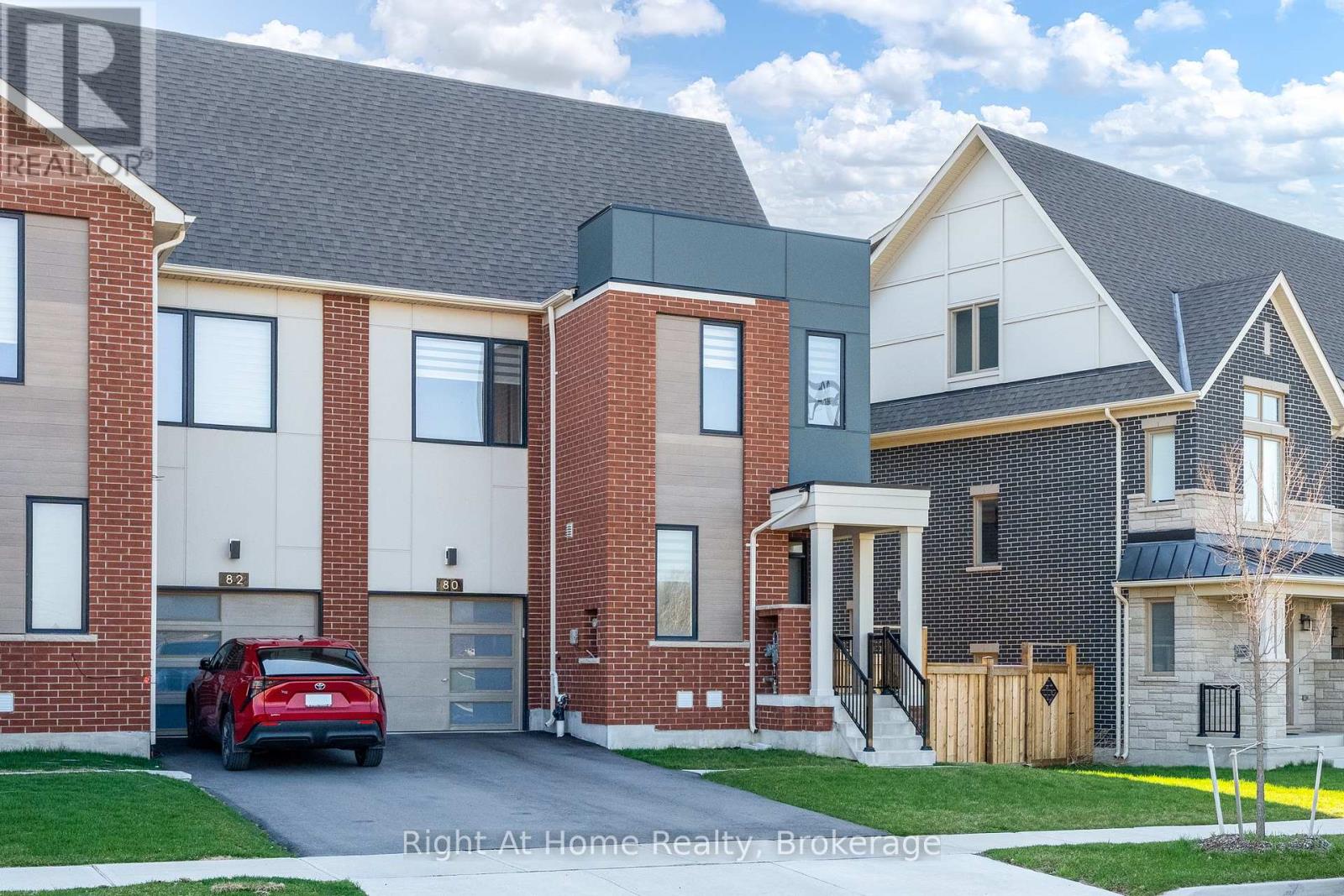 Row / Townhouse for Sale in 80 SETTLERS ROAD E|Oakville (GO Glenorchy), Ontario L6H0Y8 3