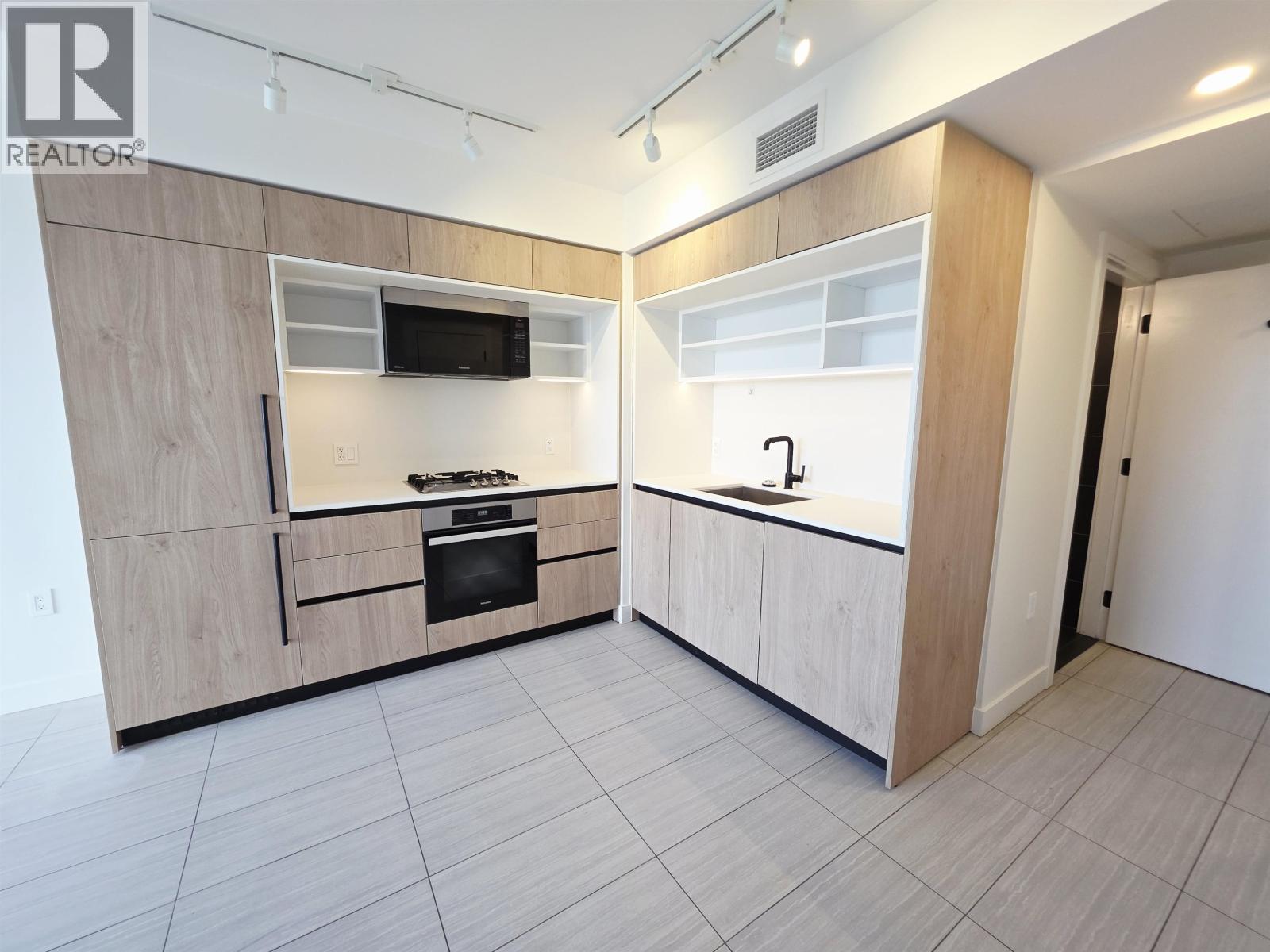 2405 5058 JOYCE STREET|Vancouver, British Columbia V5R0J9