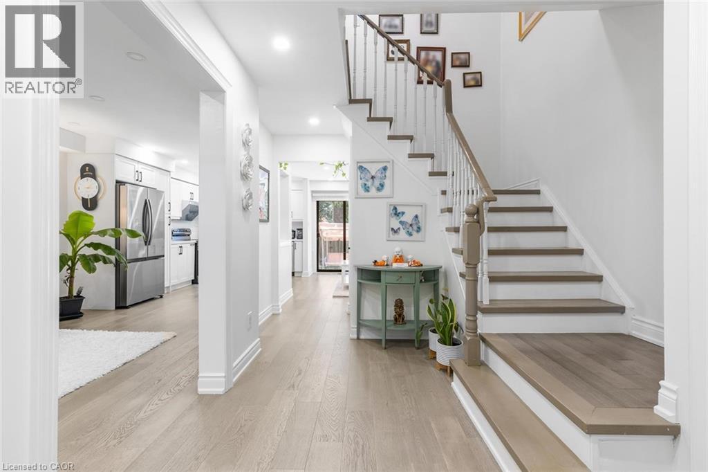 Row / Townhouse for Sale in 1118 AVONDALE Drive|Oakville, Ontario L6H5L4 5