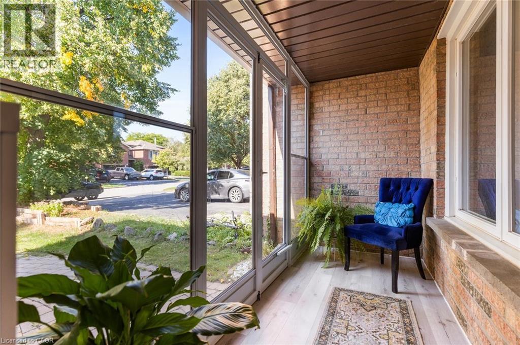 Row / Townhouse for Sale in 1118 AVONDALE Drive|Oakville, Ontario L6H5L4 3