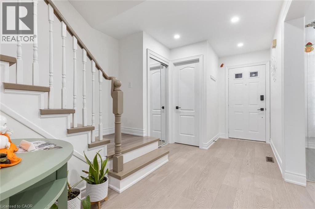 Row / Townhouse for Sale in 1118 AVONDALE Drive|Oakville, Ontario L6H5L4 4