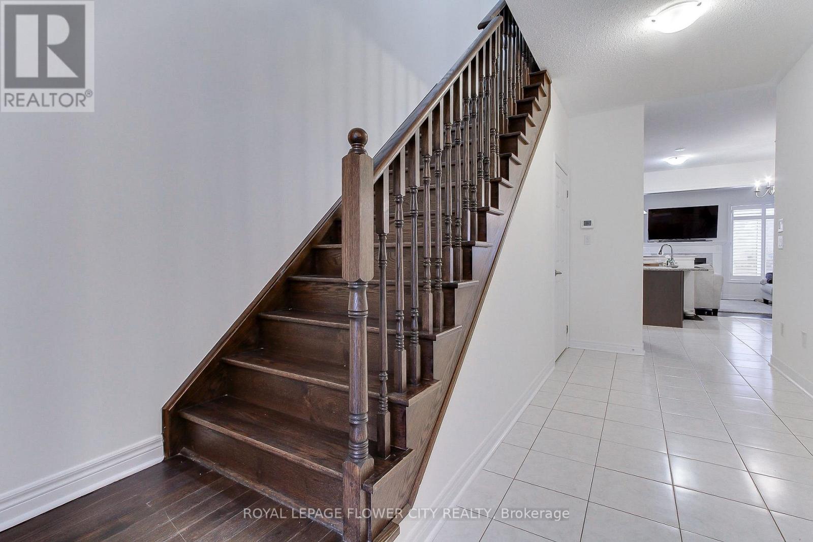 Row / Townhouse for Sale in 101 HUGUENOT ROAD|Oakville (GO Glenorchy), Ontario L6H0M3 4