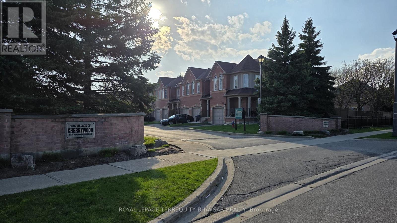 Row / Townhouse for Sale in 83 - 5030 HEATHERLEIGH AVENUE|Mississauga (East Credit), Ontario L5V2G7 3