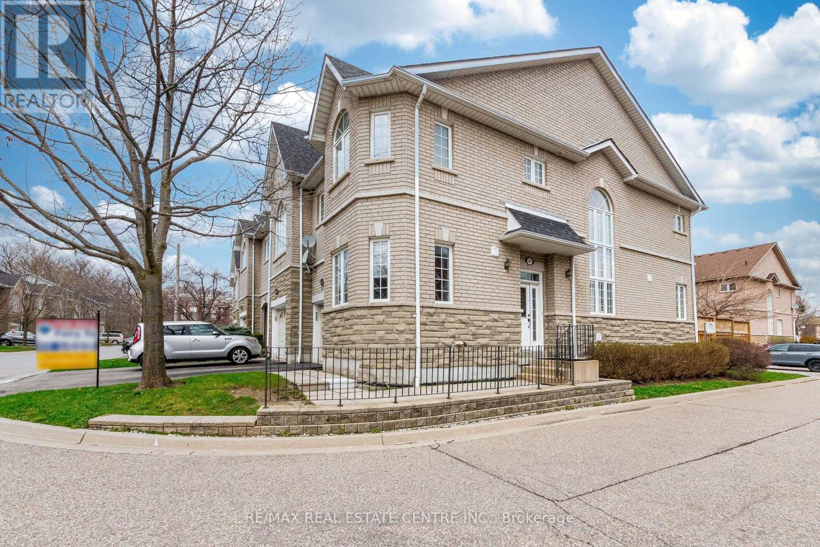 Row / Townhouse for Sale in 85 - 470 FAITH DRIVE|Mississauga (Hurontario), Ontario L5R4E9 2