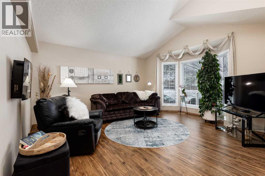 House for Sale in 374 Martindale Boulevard NE|Calgary, Alberta T3J3M1 2