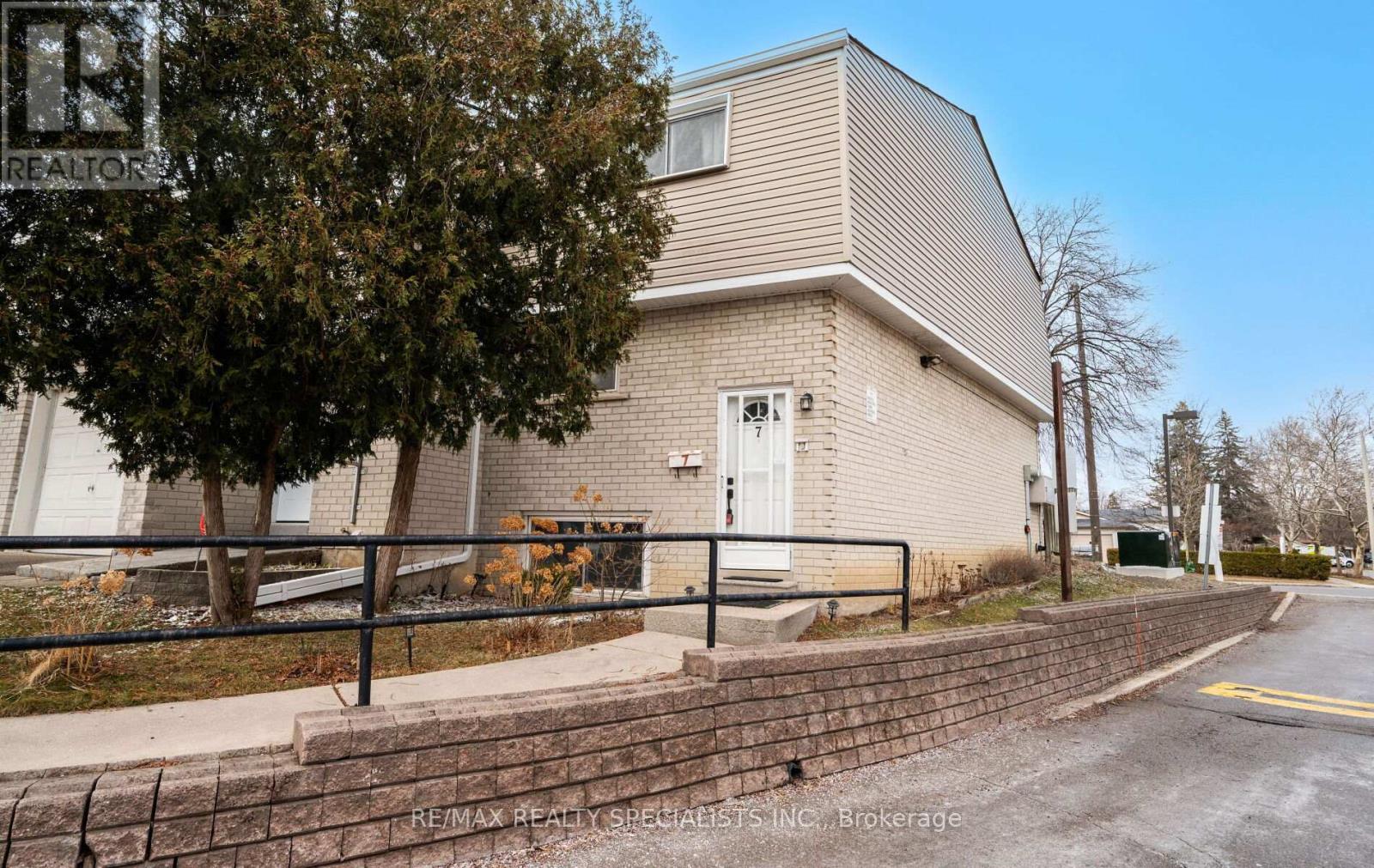 Row / Townhouse for Sale in 7 - 400 MISSISSAUGA VALLEY BOULEVARD W|Mississauga (Mississauga Valleys), Ontario L5A3N6