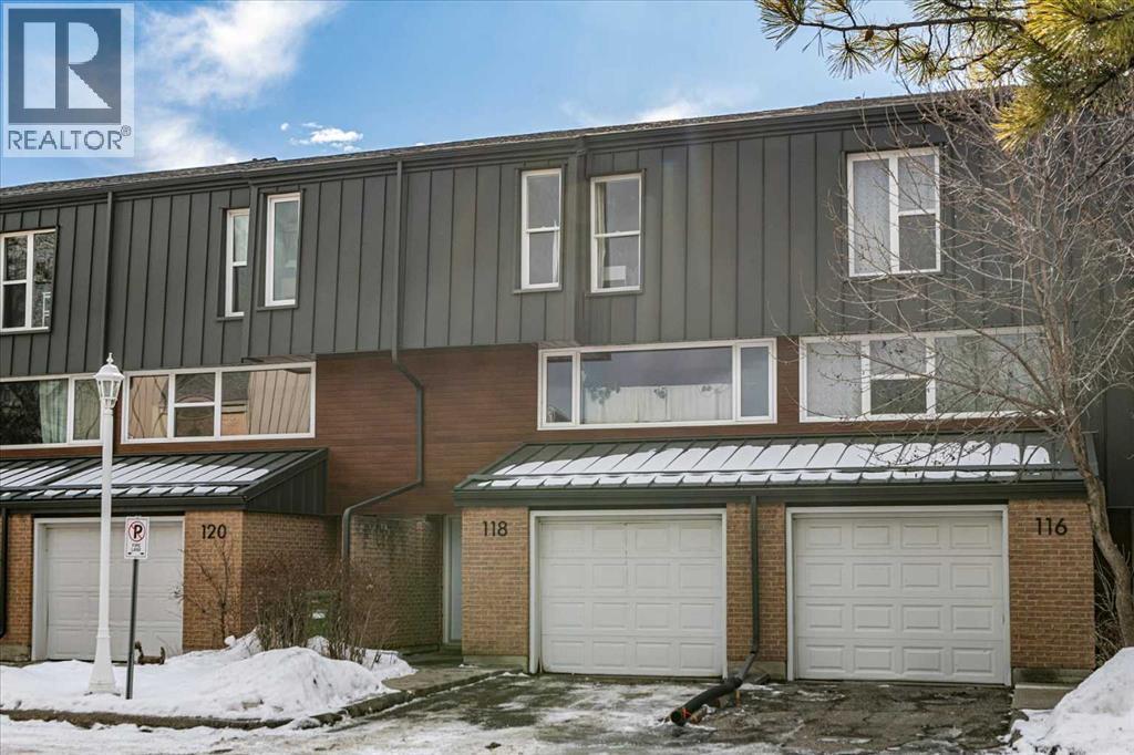 Row / Townhouse for Sale in 118 Brae Glen Lane SW|Calgary, Alberta T2W1B6
