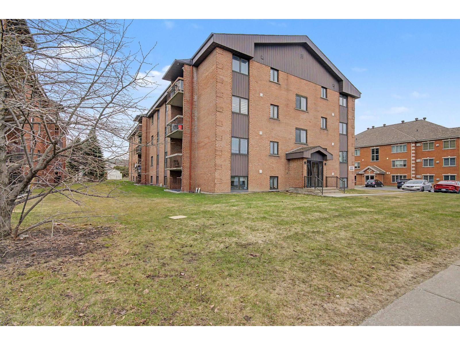 230 Rue St-Henri, #301, La Prairie, Quebec J5R5C8