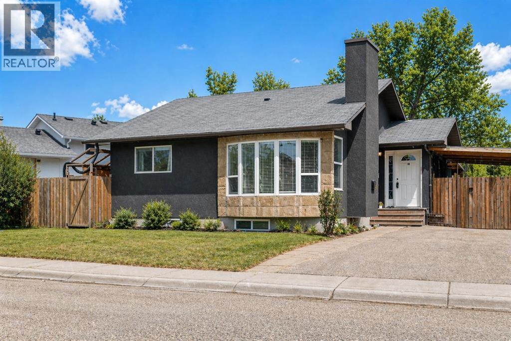 House for Sale in 19 Castlepark Way NE|Calgary, Alberta T3J1R7 2