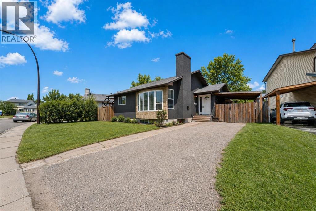 House for Sale in 19 Castlepark Way NE|Calgary, Alberta T3J1R7
