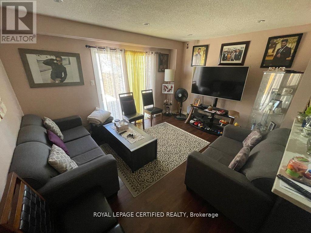Row / Townhouse for Sale in 42 WOOLISTON CRESCENT|Brampton (Fletcher's West), Ontario L6Y4J5 2