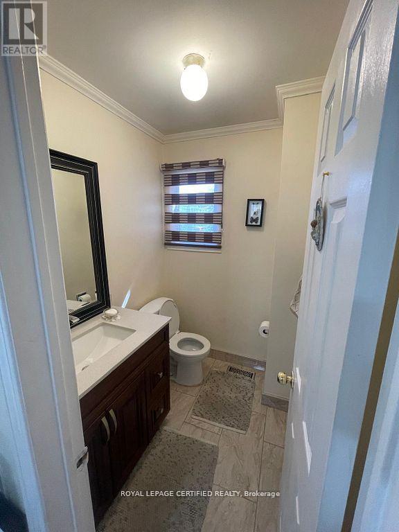 Row / Townhouse for Sale in 42 WOOLISTON CRESCENT|Brampton (Fletcher's West), Ontario L6Y4J5 4