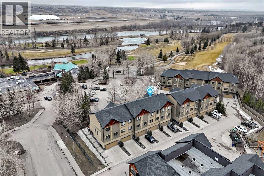 Row / Townhouse for Sale in 405 Valley Ridge Manor NW|Calgary, Alberta T3B6C4 2