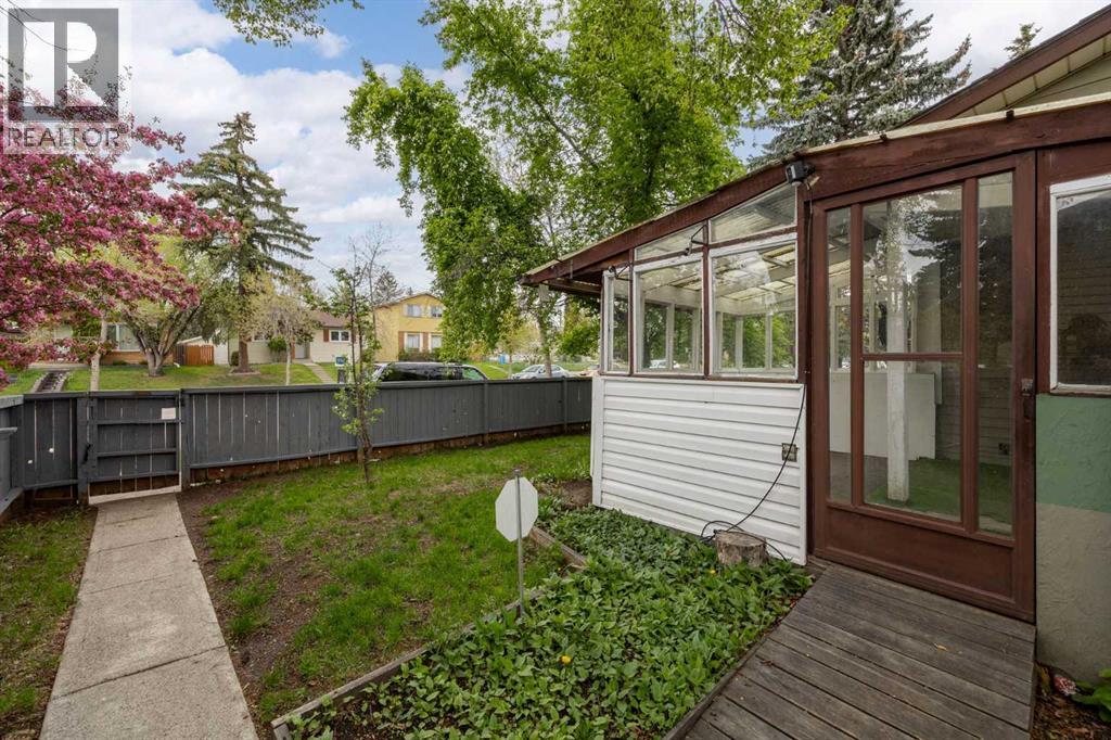 House for Sale in 92 Erin Woods Drive SE|Calgary, Alberta T2B2S1