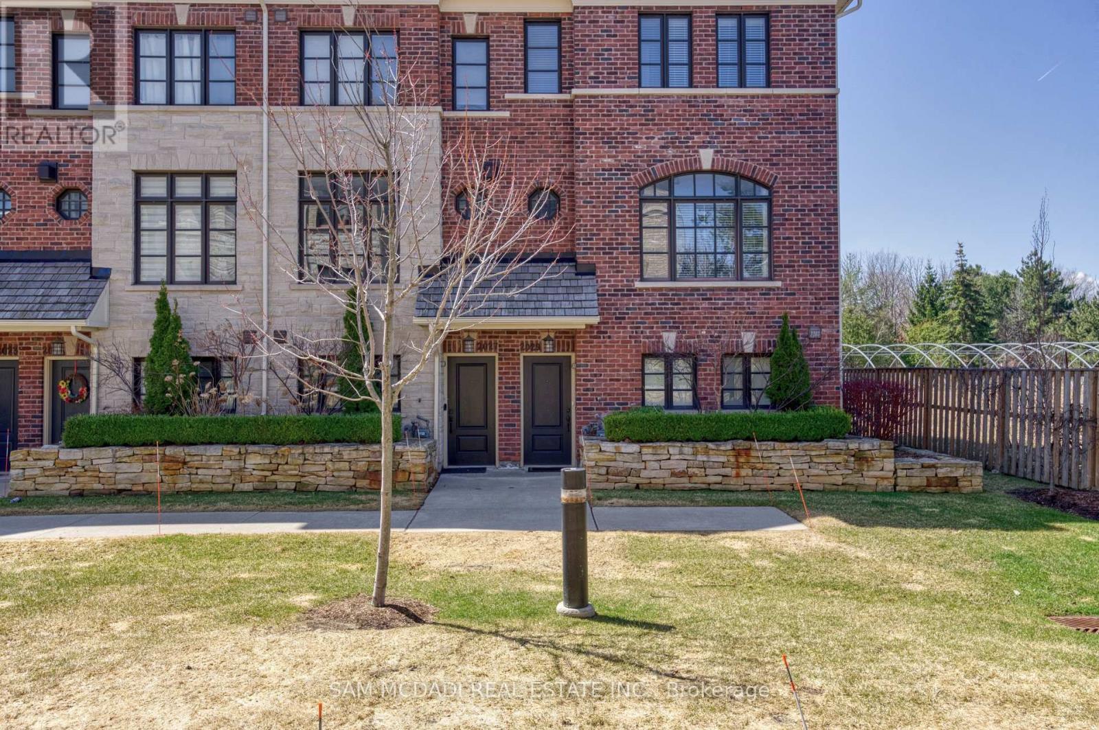Row / Townhouse for Sale in 2029 QUEENSBOROUGH GATE|Mississauga (Central Erin Mills), Ontario L5M0Y1