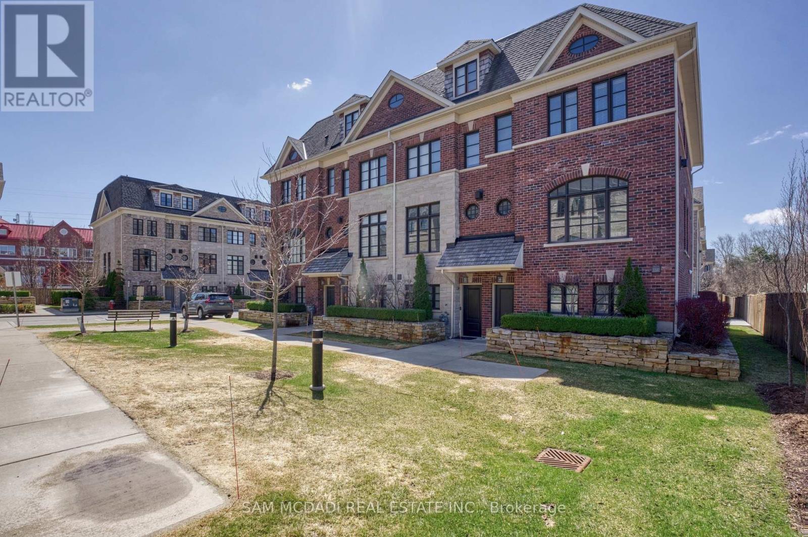 Row / Townhouse for Sale in 2029 QUEENSBOROUGH GATE|Mississauga (Central Erin Mills), Ontario L5M0Y1 2