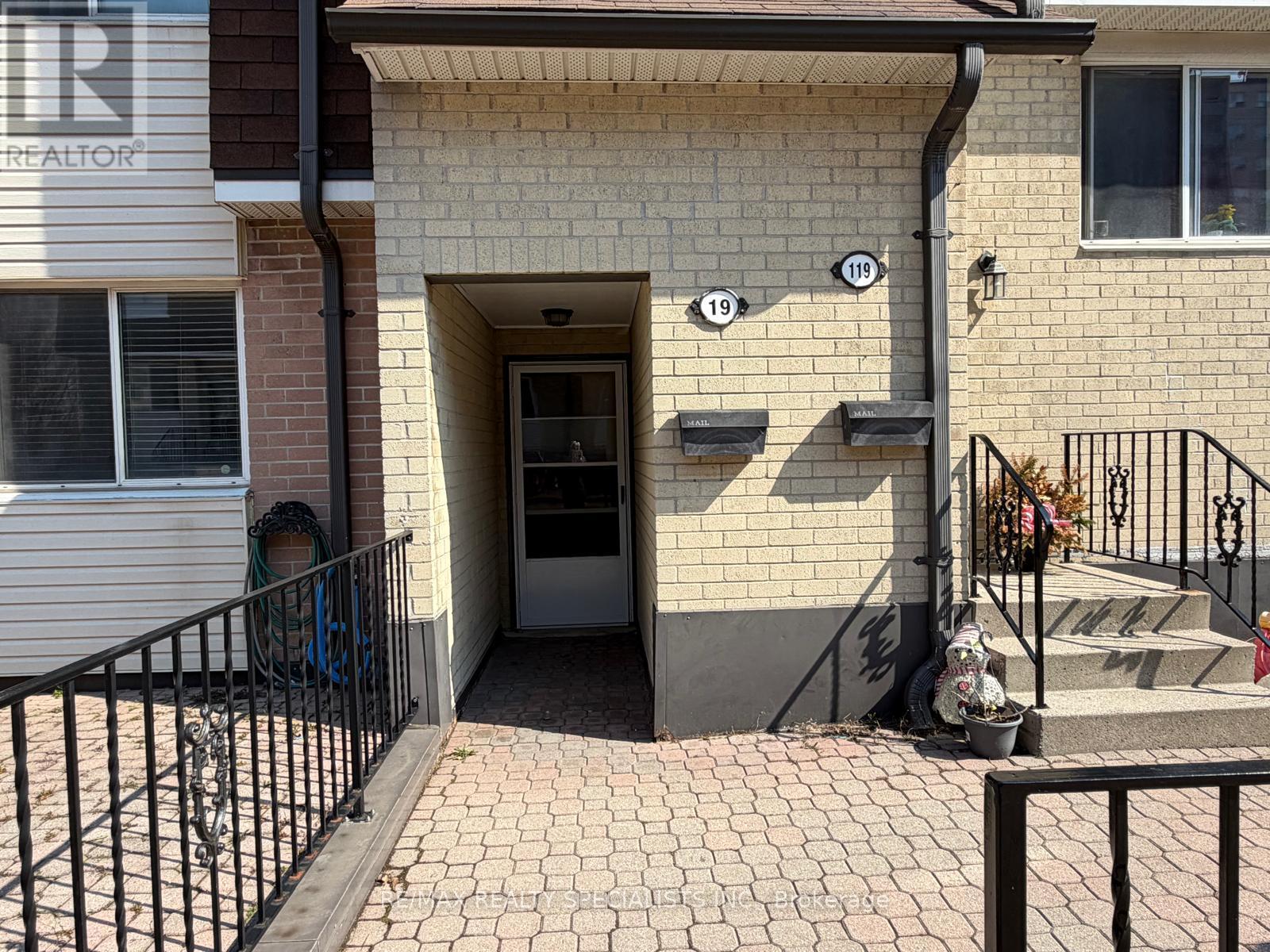 Row / Townhouse for Sale in 19 - 2170 BROMSGROVE ROAD|Mississauga (Clarkson), Ontario L5J4J2 3