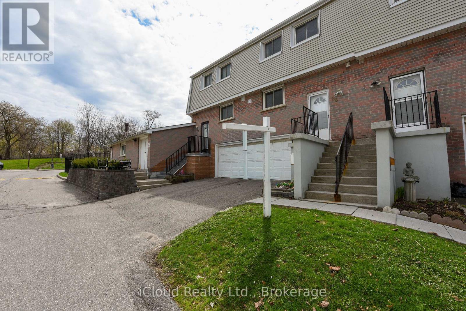 Row / Townhouse for Sale in 88 - 400 MISSISSAUGA VALLEY BOULEVARD|Mississauga (Mississauga Valleys), Ontario L5A3N6 3