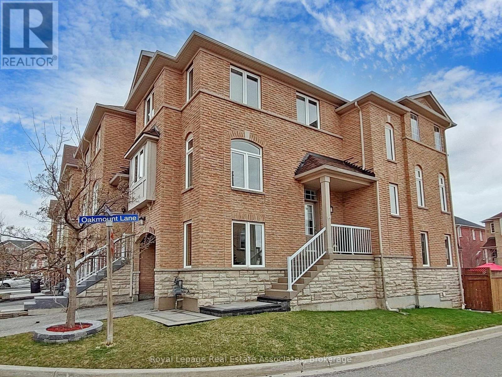 Row / Townhouse for Sale in 7114 CHATHAM COURT|Mississauga (Lisgar), Ontario L5N8R1