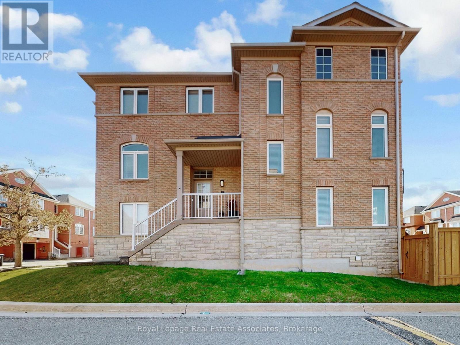 Row / Townhouse for Sale in 7114 CHATHAM COURT|Mississauga (Lisgar), Ontario L5N8R1 4
