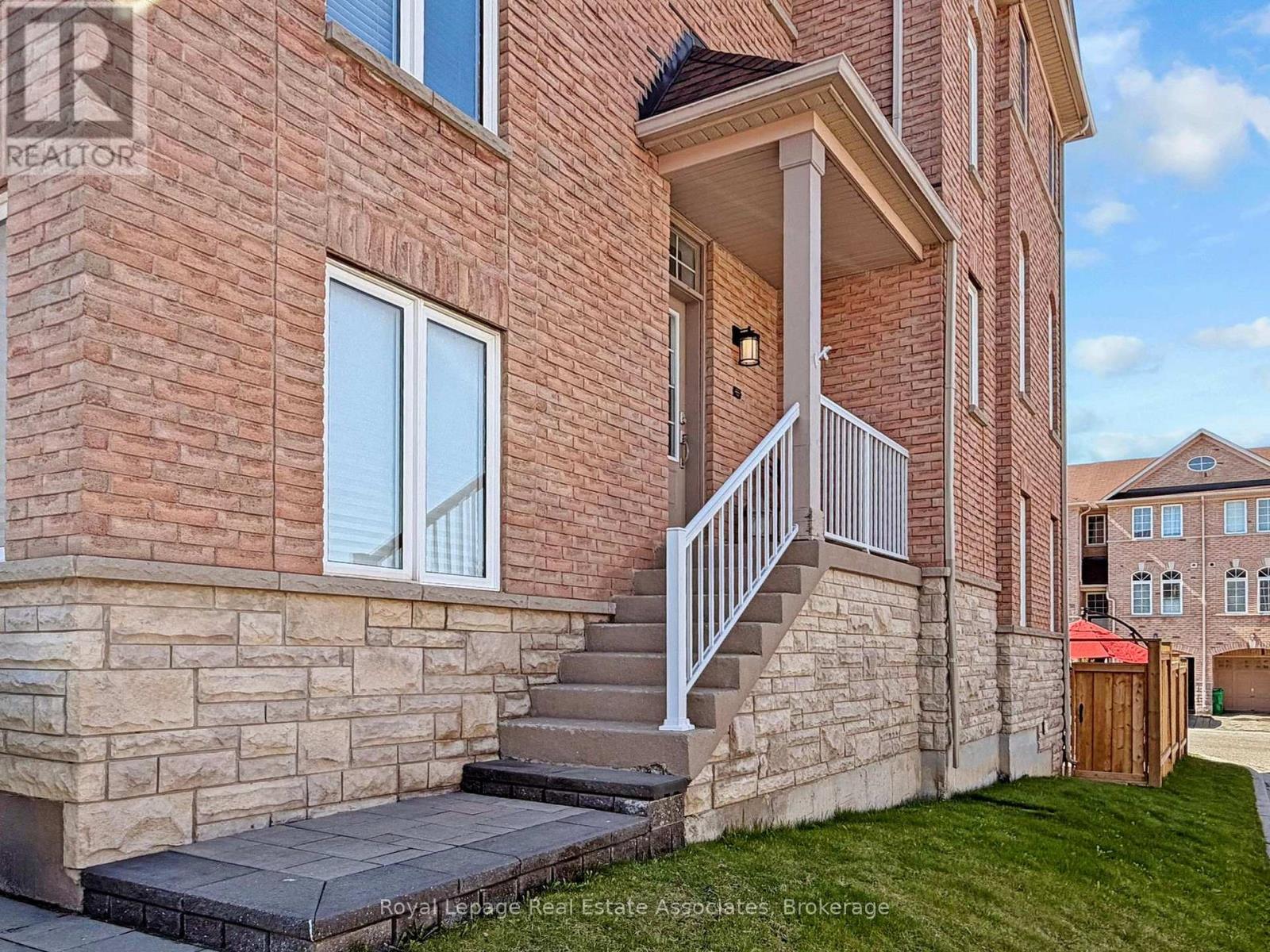 Row / Townhouse for Sale in 7114 CHATHAM COURT|Mississauga (Lisgar), Ontario L5N8R1 5