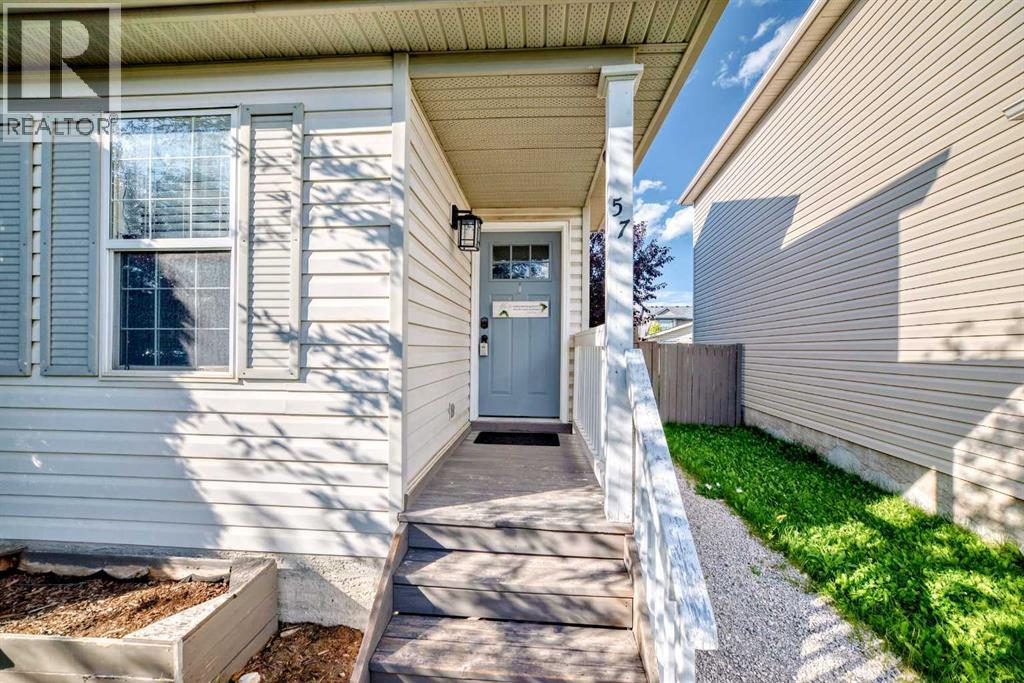 House for Sale in 57 Martinvalley Way NE|Calgary, Alberta T3J4A2 2