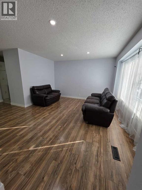 House for Sale in 192 Templevale Road NE|Calgary, Alberta T1Y4W2 4