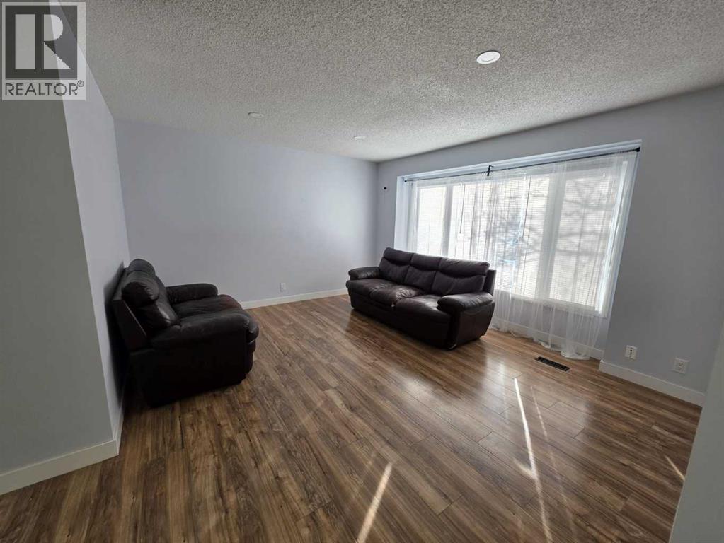 House for Sale in 192 Templevale Road NE|Calgary, Alberta T1Y4W2 3