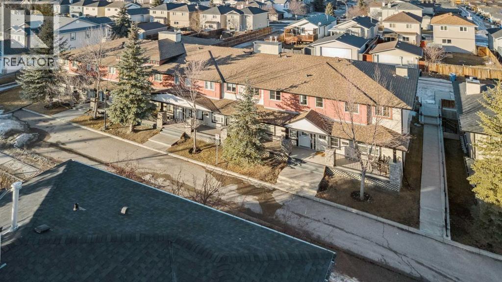 Row / Townhouse for Sale in 110 Eversyde Common SW|Calgary, Alberta T2Y4Z6