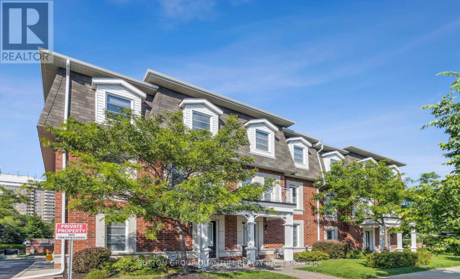 Row / Townhouse for Sale in 2 - 2375 TRUSCOTT DRIVE|Mississauga (Clarkson), Ontario L5J0A9