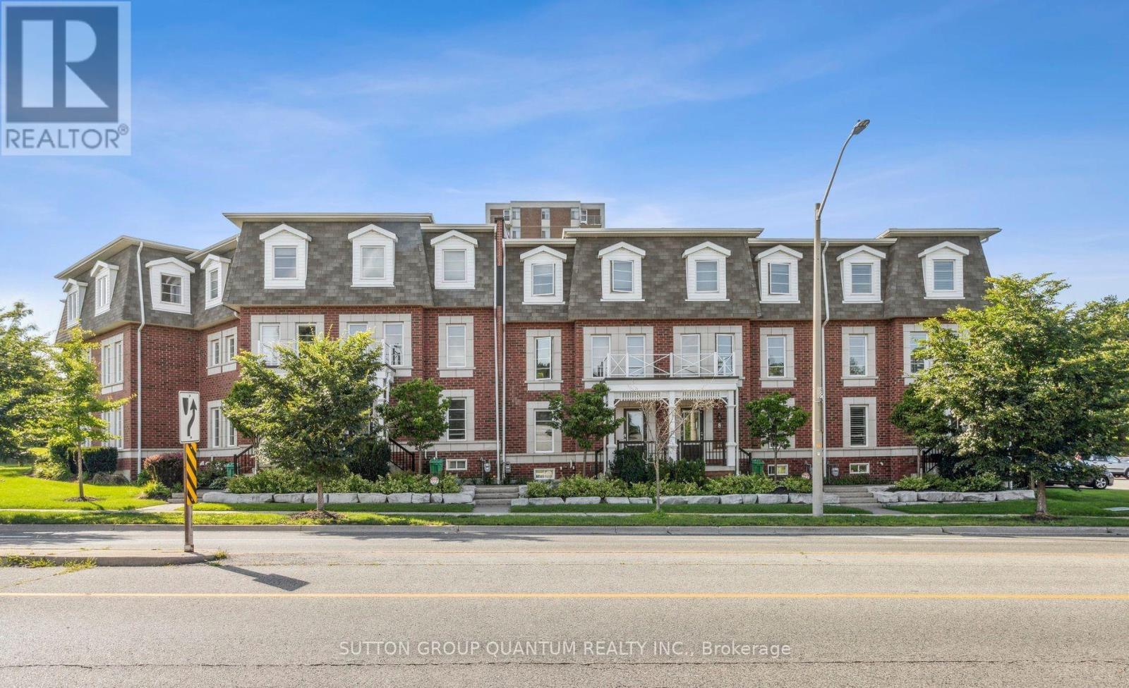 Row / Townhouse for Sale in 2 - 2375 TRUSCOTT DRIVE|Mississauga (Clarkson), Ontario L5J0A9 2
