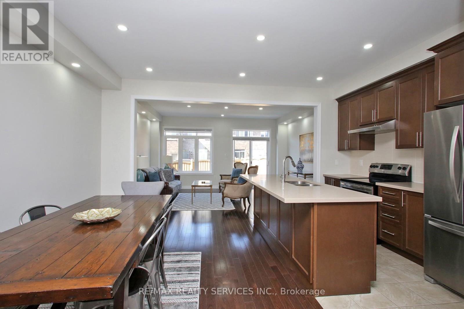 Row / Townhouse for Sale in 10 ISLE ROYAL TERRACE|Brampton (Bram West), Ontario L6Y6B1 3