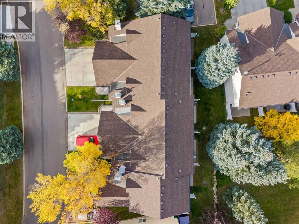 Row / Townhouse for Sale in 147 Somervale Park SW|Calgary, Alberta T2Y3J4 4