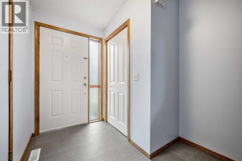 Row / Townhouse for Sale in 147 Somervale Park SW|Calgary, Alberta T2Y3J4 5