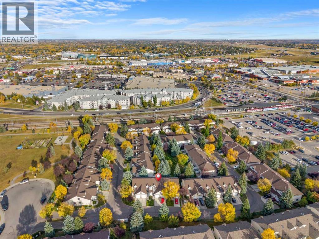 Row / Townhouse for Sale in 147 Somervale Park SW|Calgary, Alberta T2Y3J4 3