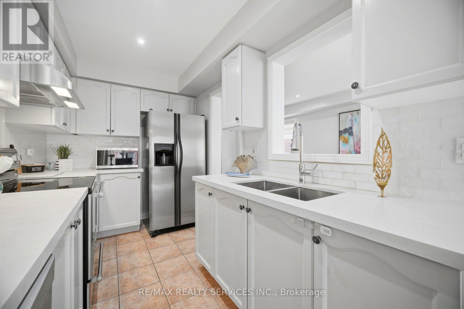 Row / Townhouse for Sale in 179 - 525 NOVO STAR DRIVE|Mississauga (Meadowvale Village), Ontario L5W1Y1 3