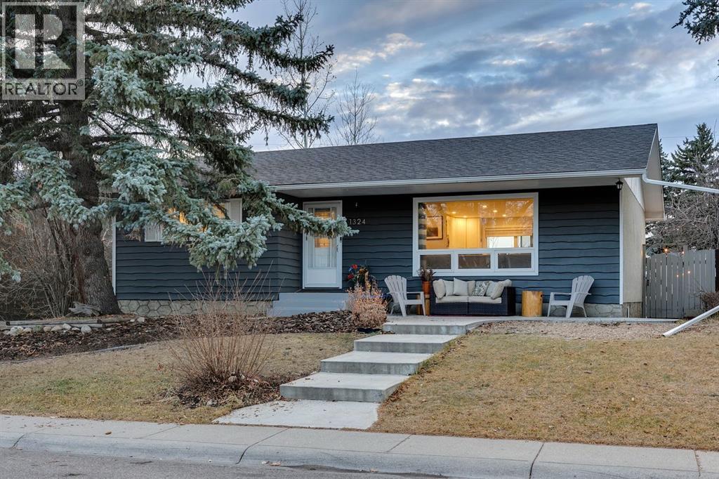 House for Sale in 1324 Lake Sylvan Drive SE|Calgary, Alberta T2J3C8