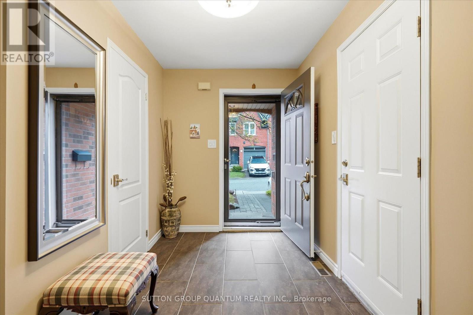 Row / Townhouse for Sale in 30C - 928 QUEEN STREET W|Mississauga (Lorne Park), Ontario L5H4K5 3