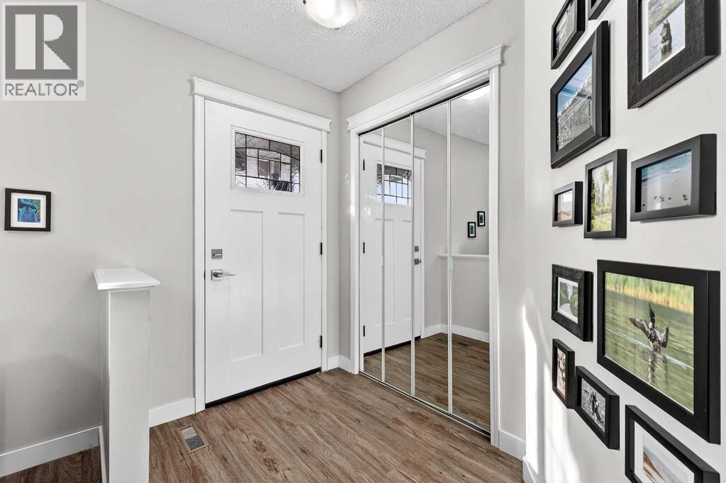 House for Sale in 586 Evermeadow Road SW|Calgary, Alberta T2Y4W9 2