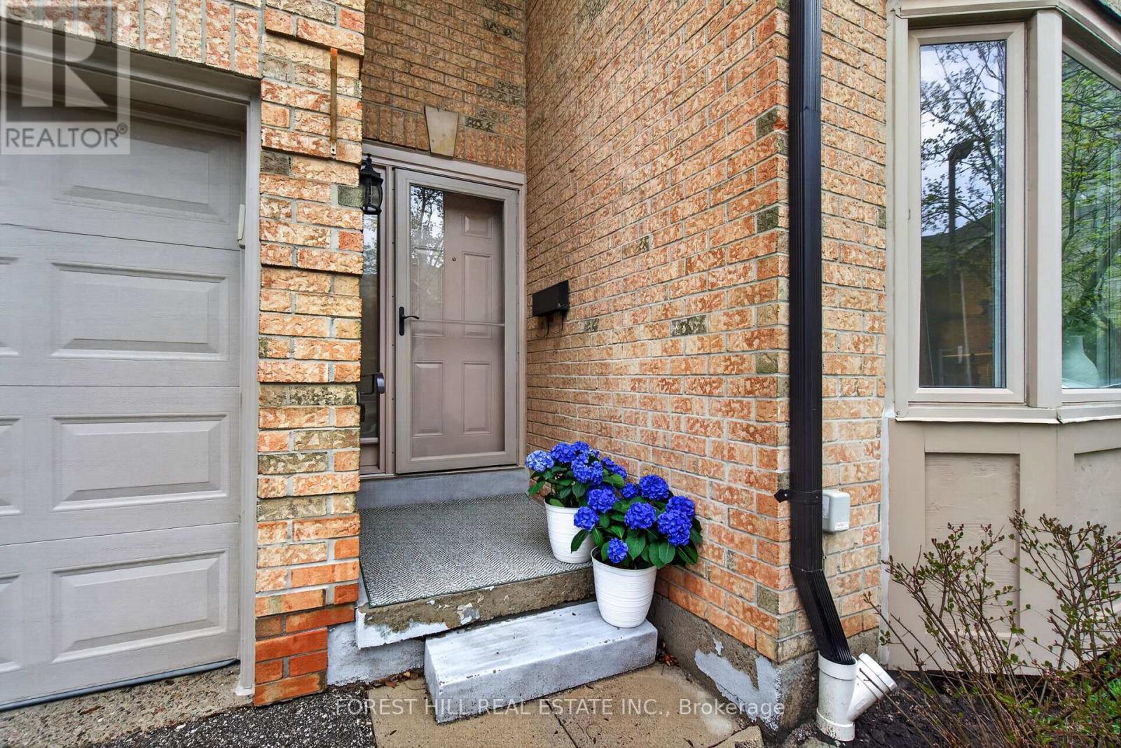 Row / Townhouse for Sale in 30 - 4635 REGENTS TERRACE|Mississauga (Hurontario), Ontario L5R1X4 2