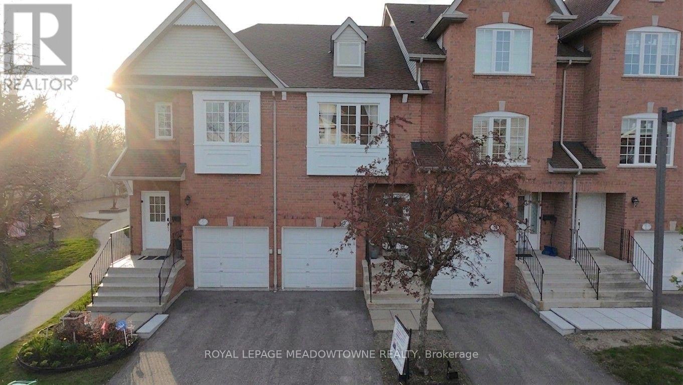Row / Townhouse for Sale in 2 - 1591 SOUTH PARADE COURT|Mississauga (East Credit), Ontario L5M6G1