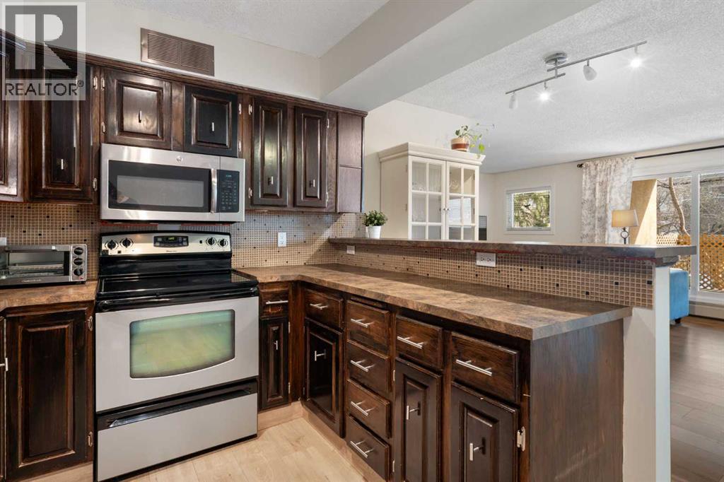 Apartment for Sale in 3, 722 4A Street NE|Calgary, Alberta T2E3W2 4