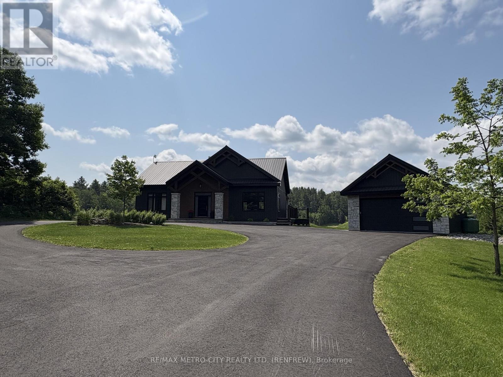 M*k様 FORNITORI DELLA REAL CASA For sale: 98 SPINDLE DRIFT COURT, Greater Madawaska, Ontario
