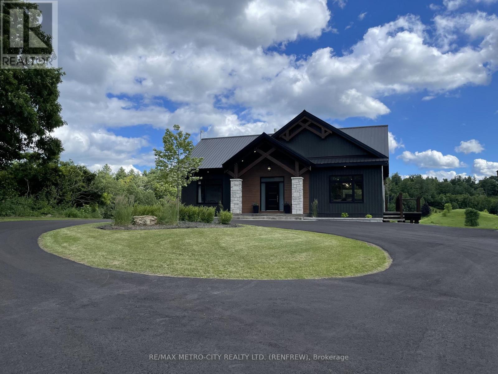 For sale: 98 SPINDLE DRIFT COURT, Greater Madawaska, Ontario
