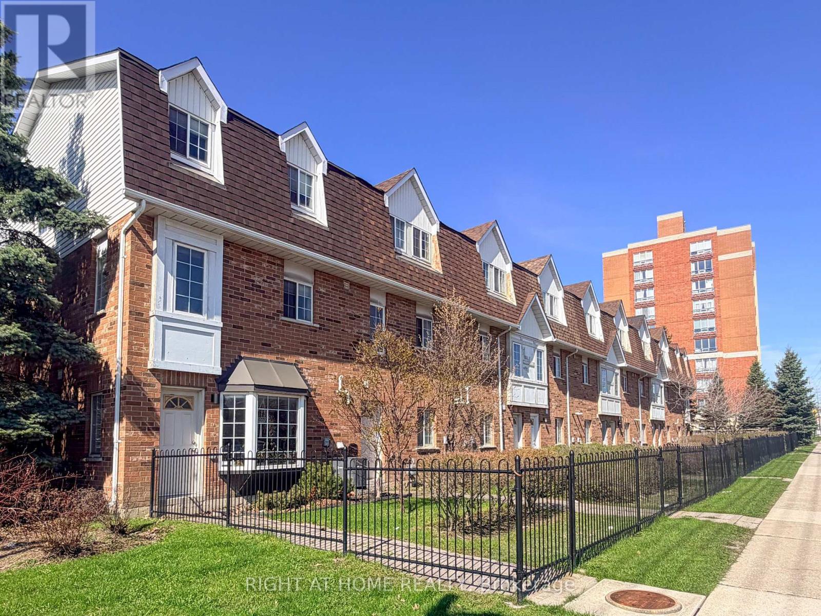 Row / Townhouse for Sale in 28 - 1525 SOUTH PARADE COURT|Mississauga (East Credit), Ontario L5M6E9