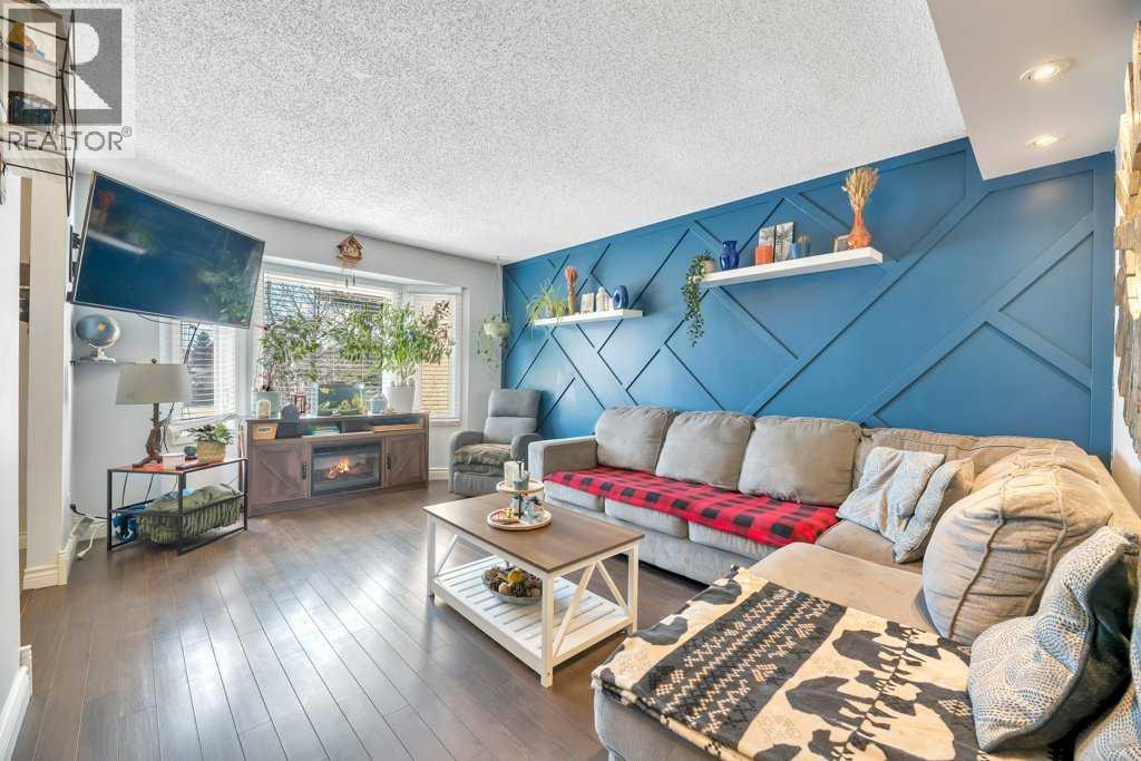 Row / Townhouse for Sale in 75 Deerfield Drive SE|Calgary, Alberta T2J6T8 4