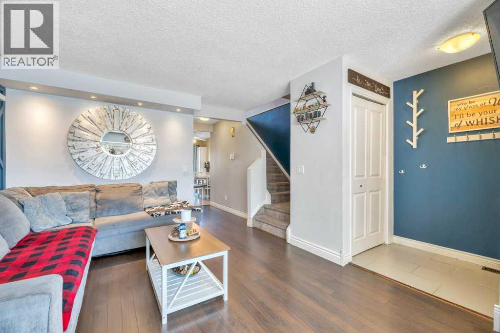 Row / Townhouse for Sale in 75 Deerfield Drive SE|Calgary, Alberta T2J6T8 5