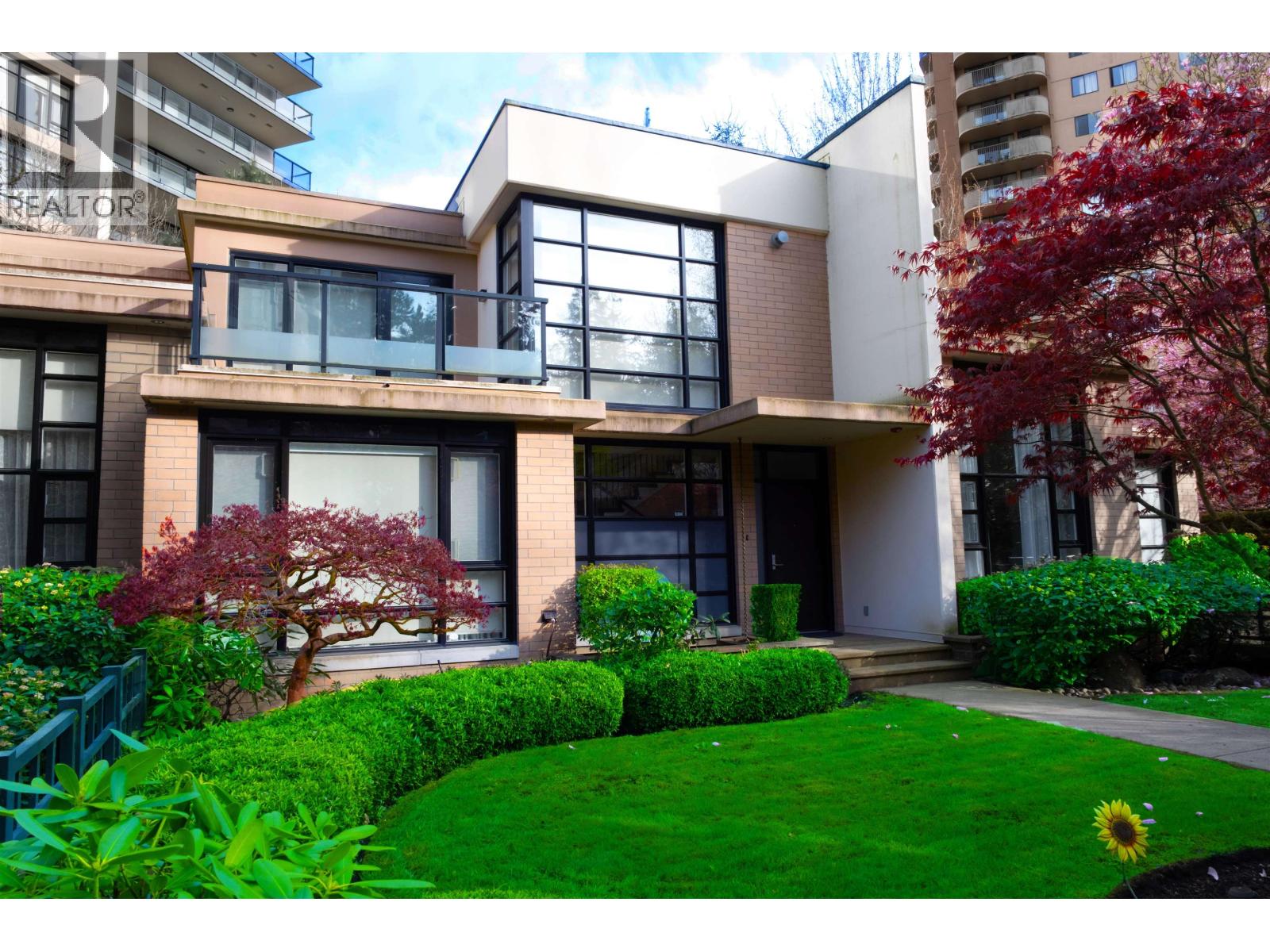 6198 WILSON AVENUE|Burnaby, British Columbia V5H2R8